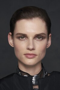 backstage-defile-givenchy-automne-hiver-2020-2021-paris-coulisses-4.thumb.jpg.4508049ae78ba761d8a613d8ce1b3e36.jpg