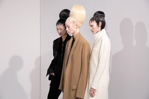 backstage-defile-haider-ackermann-automne-hiver-2020-2021-paris-coulisses-31.thumb.jpg.76d74c099333b041f1b0795b2fb6ab2c.jpg