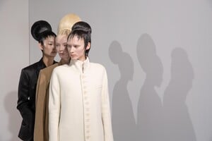 backstage-defile-haider-ackermann-automne-hiver-2020-2021-paris-coulisses-33.thumb.jpg.2ee44e82497fba991caee459a0bc38c1.jpg