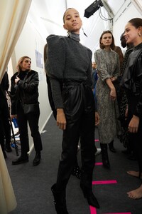 backstage-defile-isabel-marant-automne-hiver-2020-2021-paris-coulisses-101.thumb.jpg.06340f741ba323153736a1c32b817190.jpg