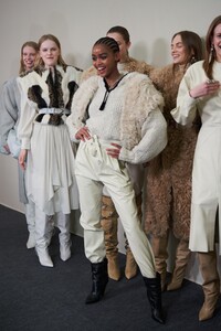 backstage-defile-isabel-marant-automne-hiver-2020-2021-paris-coulisses-24.thumb.jpg.64295dd3432e66330971bc8444159a51.jpg