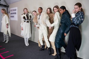 backstage-defile-isabel-marant-automne-hiver-2020-2021-paris-coulisses-25.thumb.jpg.ad3135b83ac3e09d5a9f52095051281a.jpg