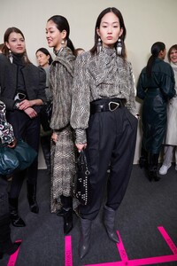 backstage-defile-isabel-marant-automne-hiver-2020-2021-paris-coulisses-73.thumb.jpg.abd9ec046e706c33d79dead4e859a56d.jpg