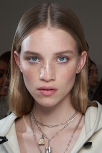 backstage-defile-isabel-marant-automne-hiver-2020-2021-paris-coulisses-88.thumb.jpg.4d6a4bf40bf53bd09d32d2a2414ef1b7.jpg