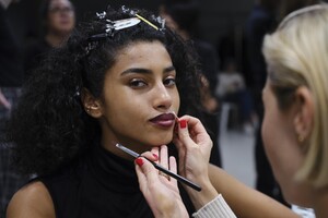 backstage-defile-kenneth-ize-automne-hiver-2020-2021-paris-coulisses-2.thumb.jpg.dc3ed16239082f055d072c371b786916.jpg