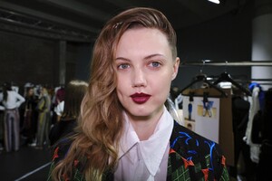 backstage-defile-kenneth-ize-automne-hiver-2020-2021-paris-coulisses-23.thumb.jpg.fd86f818d88a7c8ec6109b880b299915.jpg