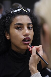 backstage-defile-kenneth-ize-automne-hiver-2020-2021-paris-coulisses-4.thumb.jpg.8b6fc5aa6b873ef30febd8d435792038.jpg