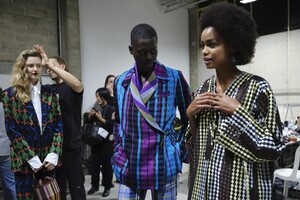 backstage-defile-kenneth-ize-automne-hiver-2020-2021-paris-coulisses-45.thumb.jpg.6212cc6ea105955b80455dc94c32ba72.jpg