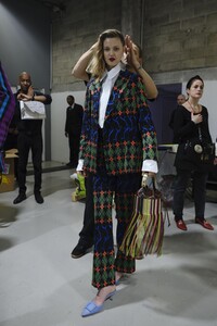 backstage-defile-kenneth-ize-automne-hiver-2020-2021-paris-coulisses-47.thumb.jpg.4798cdcb03d84f2e6b5c9df326db1e7b.jpg