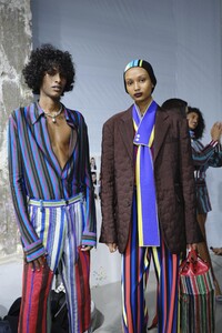 backstage-defile-kenneth-ize-automne-hiver-2020-2021-paris-coulisses-49.thumb.jpg.492cd023874586e8222eab70b237d4ab.jpg