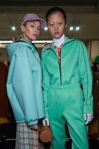 backstage-defile-lacoste-automne-hiver-2020-2021-paris-coulisses-40.thumb.jpg.1097a8f093f1a322acedfca073aaf925.jpg