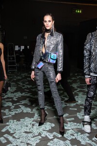 backstage-defile-philipp-plein-automne-hiver-2020-2021-milan-coulisses-154.thumb.jpg.8e551ee9af8e49f4238171a4c1882b86.jpg