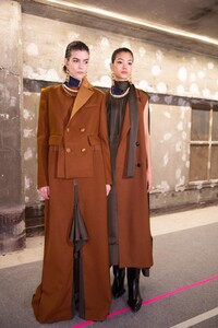 backstage-defile-sacai-automne-hiver-2020-2021-paris-coulisses-25.thumb.jpg.1ba7f4d6387f3af7aae8aff23b0152ee.jpg
