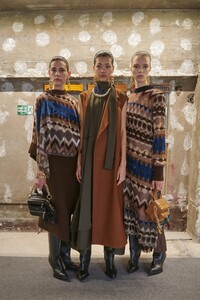 backstage-defile-sacai-automne-hiver-2020-2021-paris-coulisses-58.thumb.jpg.3196ce89a178b53e99d65ca10293854d.jpg