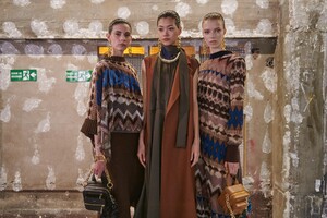 backstage-defile-sacai-automne-hiver-2020-2021-paris-coulisses-59.thumb.jpg.36345f2861618e96a2c5db5864c584b9.jpg