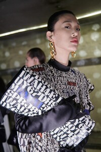 backstage-defile-sacai-automne-hiver-2020-2021-paris-coulisses-86.thumb.jpg.29b79a5a4c1070dea9bfa983fe4798bf.jpg