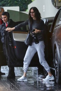 courteney-cox-and-johnny-mcdaid-out-in-beverly-hills-03-12-2020-1.thumb.jpg.261632a3a02d39b0785ba425df31d909.jpg