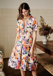 dauphie-dress-multicolor_flower_print-3.thumb.jpg.f6e2c7d09e93c1b5291776c6fdf68ff1.jpg