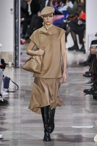defile-akris-automne-hiver-2020-2021-paris-look-11.thumb.jpg.857207c8cefa1a20d0a06cb444d68852.jpg