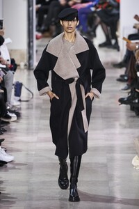defile-akris-automne-hiver-2020-2021-paris-look-8.thumb.jpg.0fa0864298361320a4c11457e88a3e69.jpg