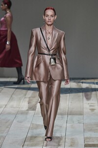 defile-alexander-mcqueen-automne-hiver-2020-2021-paris-look-26.thumb.jpg.e76900e0696e6c325f675cca02dcd842.jpg