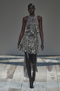 defile-alexander-mcqueen-automne-hiver-2020-2021-paris-look-44.thumb.jpg.57a728ae5f7c552bc4a5972cb1da163a.jpg
