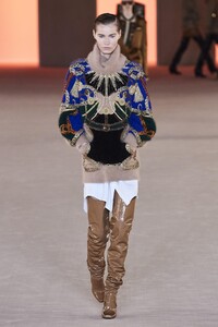 defile-balmain-automne-hiver-2020-2021-paris-look-20.thumb.jpg.2da5f6eb8e74deba6081d981dba3e716.jpg