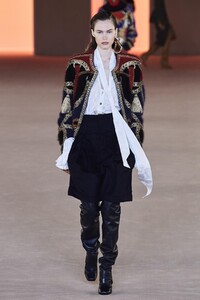 defile-balmain-automne-hiver-2020-2021-paris-look-35.thumb.jpg.0689a00cf525244faeea604f07fde590.jpg