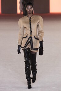 defile-balmain-automne-hiver-2020-2021-paris-look-9.thumb.jpg.805fdce937b8b979f7bfbe20ce8c8516.jpg