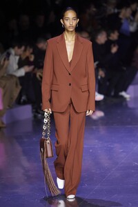 defile-boss-automne-hiver-2020-2021-milan-look-2.thumb.jpg.5ffc5de7455712feb3e086401821c8bd.jpg