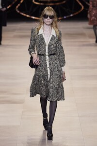 defile-celine-automne-hiver-2020-2021-paris-look-4.thumb.jpg.09a0a74d3e7811f440c608351559352b.jpg