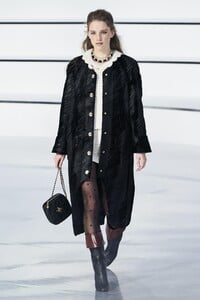 defile-chanel-automne-hiver-2020-2021-paris-look-3.thumb.jpg.3a6a925969dec003b4860bcf19d8e142.jpg