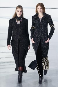 defile-chanel-automne-hiver-2020-2021-paris-look-39.thumb.jpg.767504c42552976ff1ed4593a61d82c2.jpg