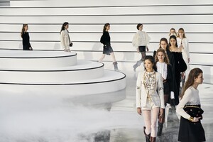 defile-chanel-automne-hiver-2020-2021-paris-look-66.thumb.jpg.8f44fa642a06ab7010550e36f848869f.jpg