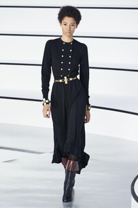 defile-chanel-automne-hiver-2020-2021-paris-look-7.thumb.jpg.ab72a6d7b11f133d35fc82e846945b5b.jpg