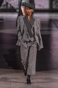 defile-dolce-amp-gabbana-automne-hiver-2020-2021-milan-look-85.thumb.jpg.3627ef07389377f752c2f4658383f8a6.jpg
