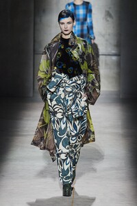 defile-dries-van-noten-automne-hiver-2020-2021-paris-look-11.thumb.jpg.adcba669f6d06da88e1d2ac5d5f50f16.jpg