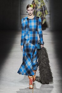 defile-dries-van-noten-automne-hiver-2020-2021-paris-look-12.thumb.jpg.be35cb1f259ee2e2314764813bb2028d.jpg