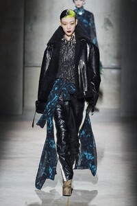 defile-dries-van-noten-automne-hiver-2020-2021-paris-look-63.thumb.jpg.b15884a502ab951b89ba6c774a2a53d5.jpg