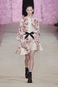 defile-giambattista-valli-automne-hiver-2020-2021-paris-look-2.thumb.jpg.1f2964bc2b77f3d2866c8c9f5d008686.jpg
