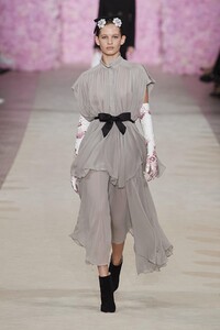 defile-giambattista-valli-automne-hiver-2020-2021-paris-look-22.thumb.jpg.1f69c05afb0c683aee441d106c7b7f2d.jpg