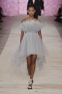 defile-giambattista-valli-automne-hiver-2020-2021-paris-look-43.thumb.jpg.37cb1d67991d04628c77e33bdf25e86b.jpg