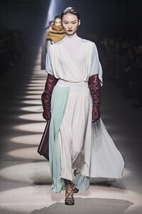 defile-givenchy-automne-hiver-2020-2021-paris-look-12.thumb.jpg.7799750dba9cda9f098c70c5e6a5381e.jpg