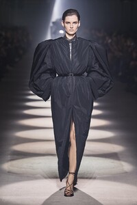 defile-givenchy-automne-hiver-2020-2021-paris-look-32.thumb.jpg.afa29f863d403a7ceaefef09ca90da89.jpg