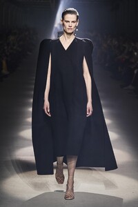 defile-givenchy-automne-hiver-2020-2021-paris-look-34.thumb.jpg.510617444d889c1f547baf867735c015.jpg