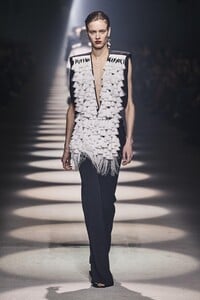 defile-givenchy-automne-hiver-2020-2021-paris-look-35.thumb.jpg.8481fff9e1694a33681ccee06a88b20a.jpg
