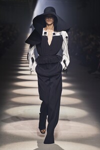 defile-givenchy-automne-hiver-2020-2021-paris-look-45.thumb.jpg.d974b3d747b96c149274305918418686.jpg