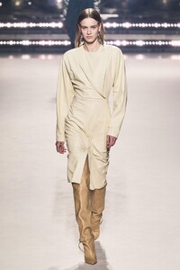 defile-isabel-marant-automne-hiver-2020-2021-paris-look-22.thumb.jpg.1c83b89f379461aac1a724b8f29262f6.jpg