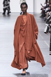 defile-issey-miyake-automne-hiver-2020-2021-paris-look-35.thumb.jpg.51f8b5a38eac49f7925981b645cf5043.jpg