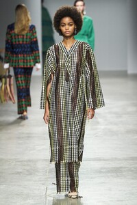 defile-kenneth-ize-automne-hiver-2020-2021-paris-look-24.thumb.jpg.2f81bb54ce75d9f05731314116174d1c.jpg